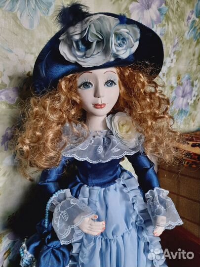 Большая фарфоровая кукла