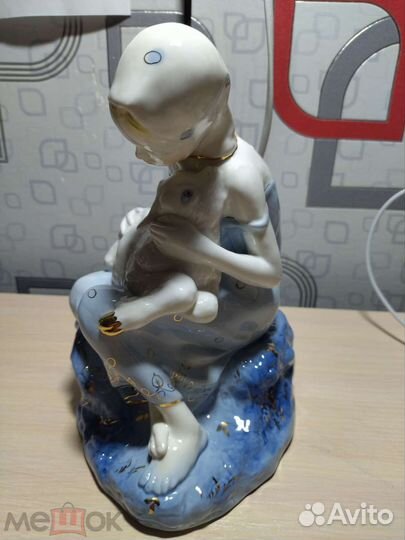 Фарфоровая статуэтка 