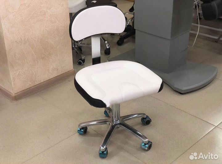 Стул для мастера маникюра