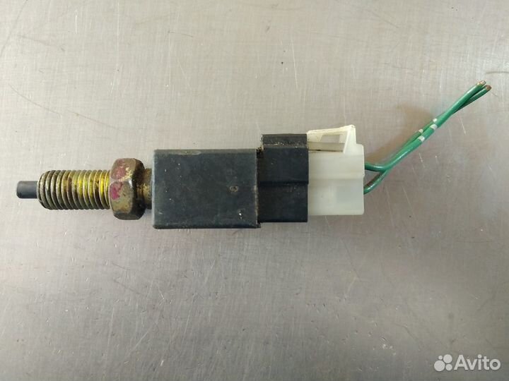 Датчик включения стоп сигнала Mitsubishi Galant 19