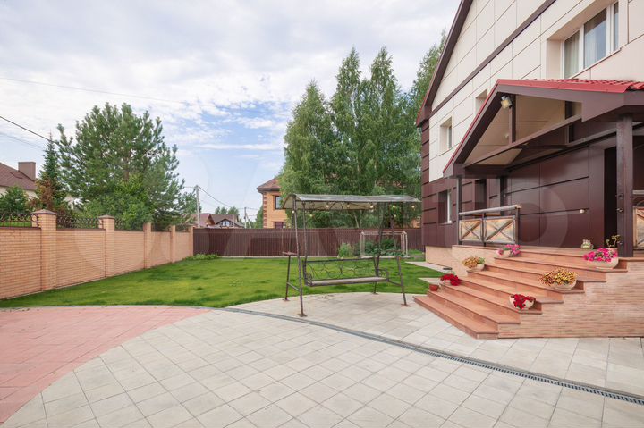 Коттедж 301 м² на участке 9 сот.