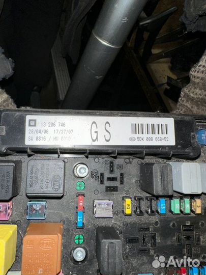 Блок предохранителей под капот Opel Zafira B