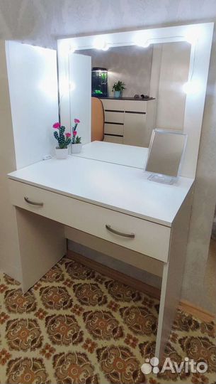 Туалетный столик с зеркалом