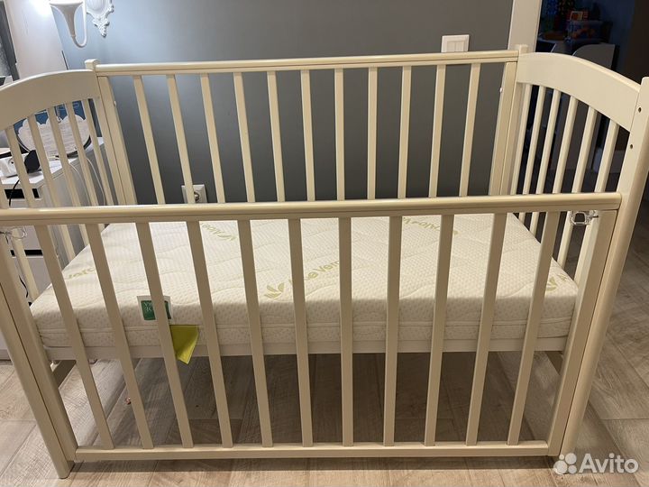 Кровать с маятником из бука