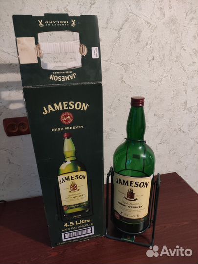 Бутылка Jameson на подставке 