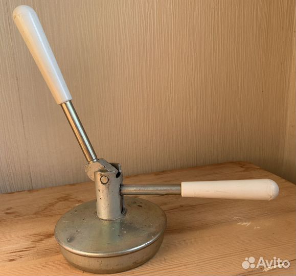 Закаточная машинка для жестяных крышек