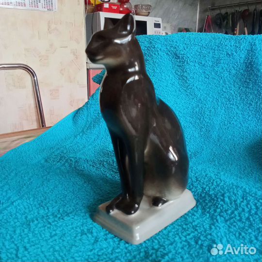 Фарфоровые статуэтки. Кошка
