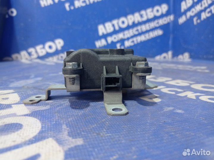 Моторчик заслонок отопителя Nissan Cefiro A33