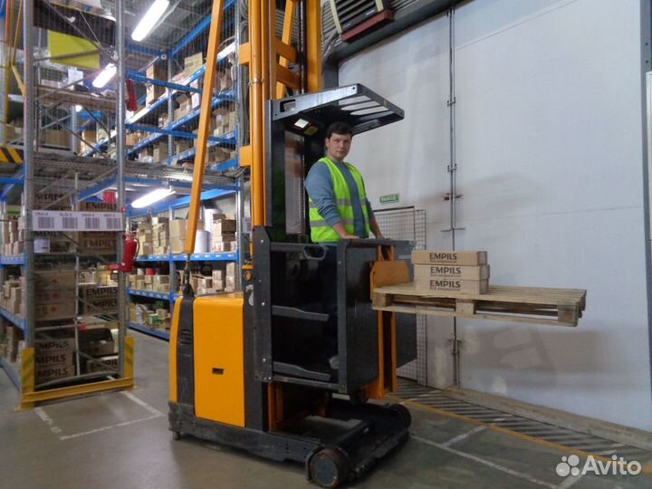 Комплектовщик заказов с подъемной кабиной