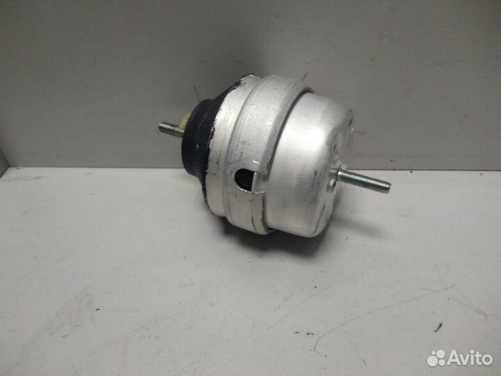 Опора двигателя Volkswagen Passat B5 2000-2005