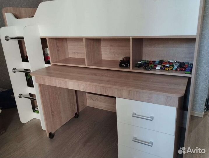 Детская кровать чердак со столом и шкафом