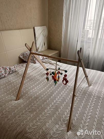 Деревянная стойка монтессори для мобилей