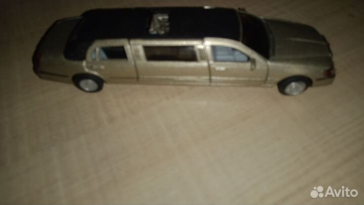Модель kinsmart 1999 lincoln town car stretch