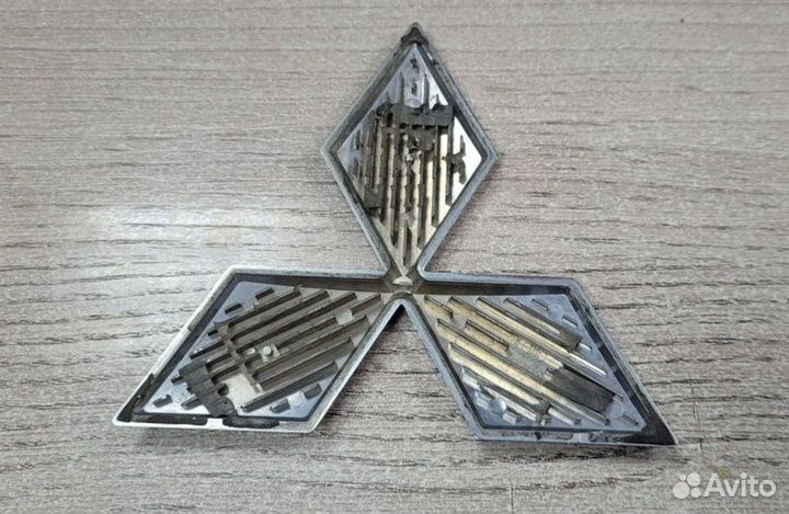 Эмблема задняя Mitsubishi L200 KJ3T 2015