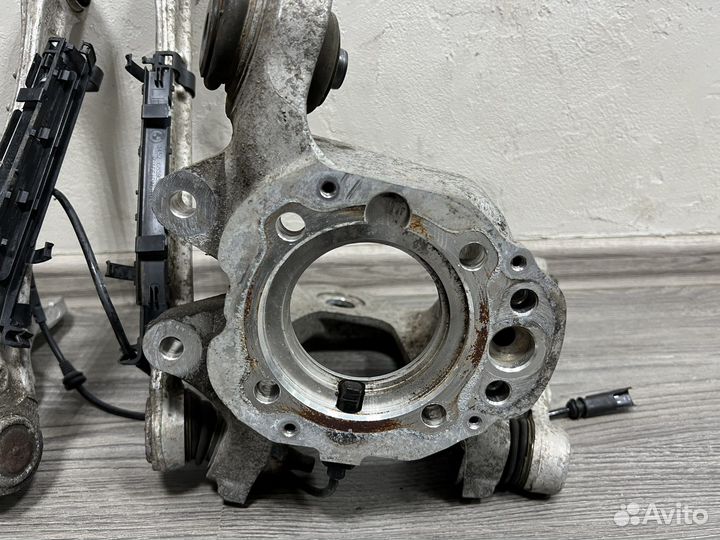 Кулак задний левый и правый BMW E70 E71 F15 F16