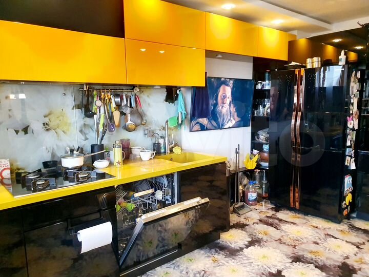 4-к. квартира, 130 м², 1/10 эт.