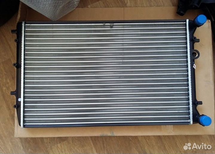 Радиатор охлаждения Фольксваген Поло 2010