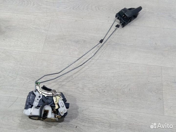 Замок двери задний левый Mitsubishi Lancer