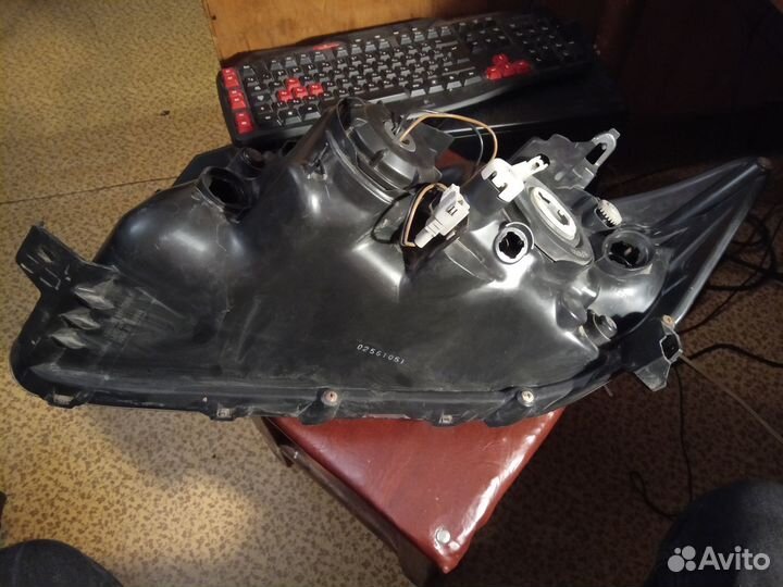 Фара передняя правая Toyota Rav4