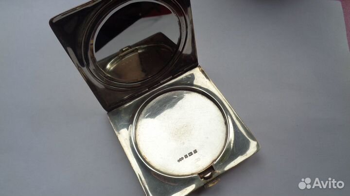 Серебряная пудреница с зеркалом, вензель с короной