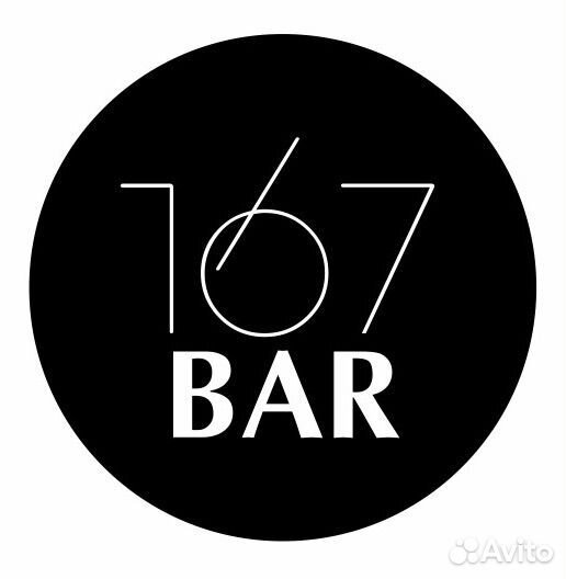 Бармен в коктейль-бар