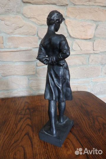 Статуэтка из чугуна. Зоя