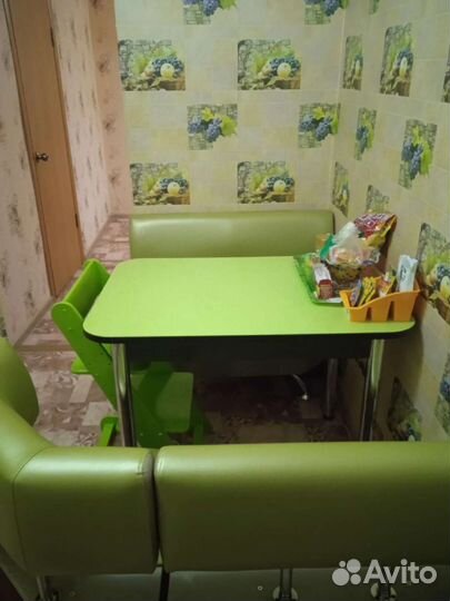 Кухонный уголок со столом