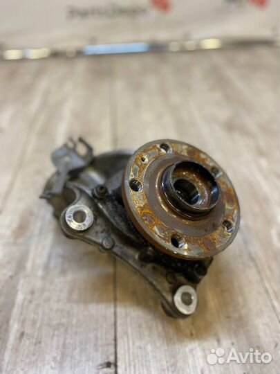 Кулак поворотный левый в сборе Volkswagen Passat