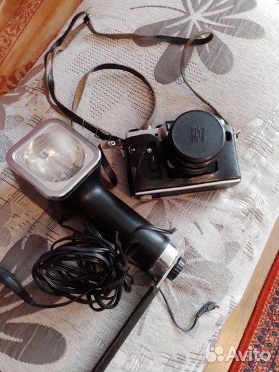 Фотоаппарат Zenit EM и фотовспышка FIL106