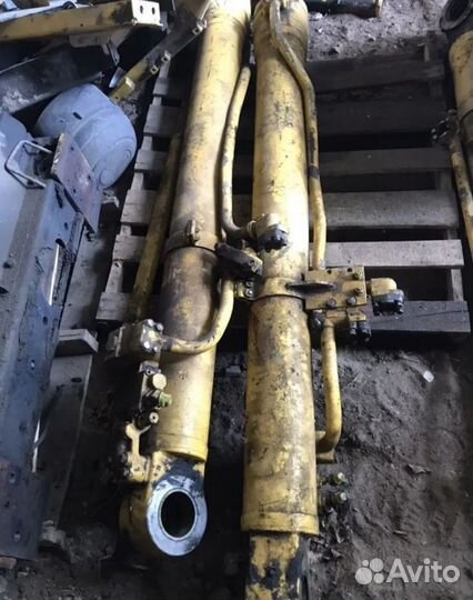 Гидроцилиндры стрелы Komatsu PC300-8