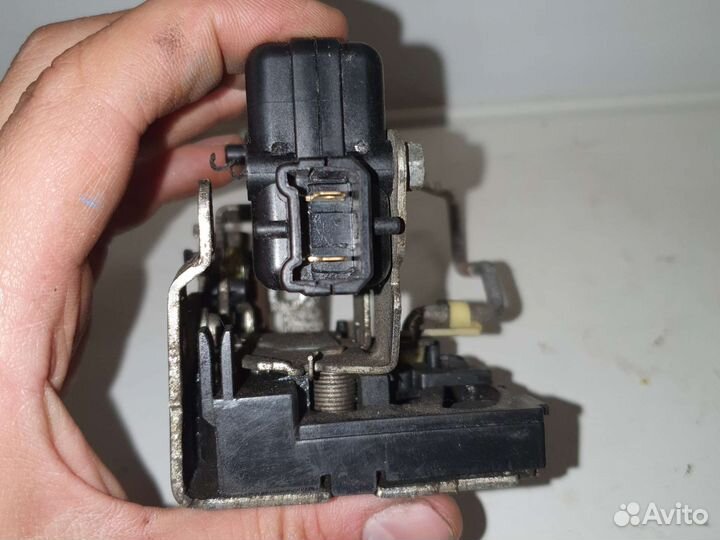 Замок двери передней правой рено логан 1