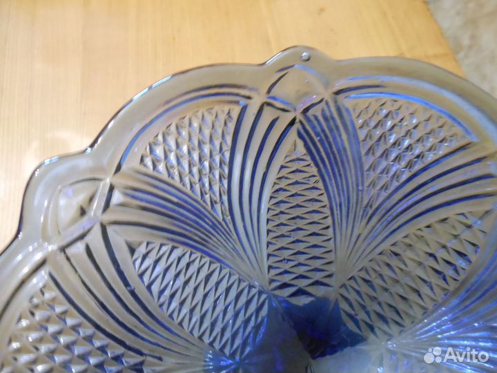 Ваза для фруктов на ножке