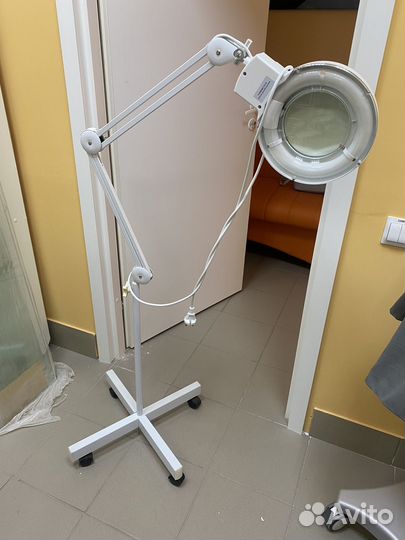 Лампа бестеневая с лупой на струбице