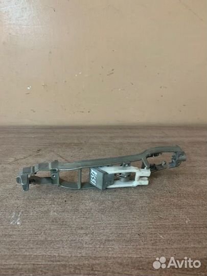 Кронштейн задней левой ручки Mercedes Benz W202