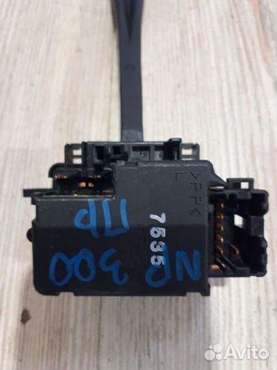 Подрулевой переключатель Nissan NP300 Прав