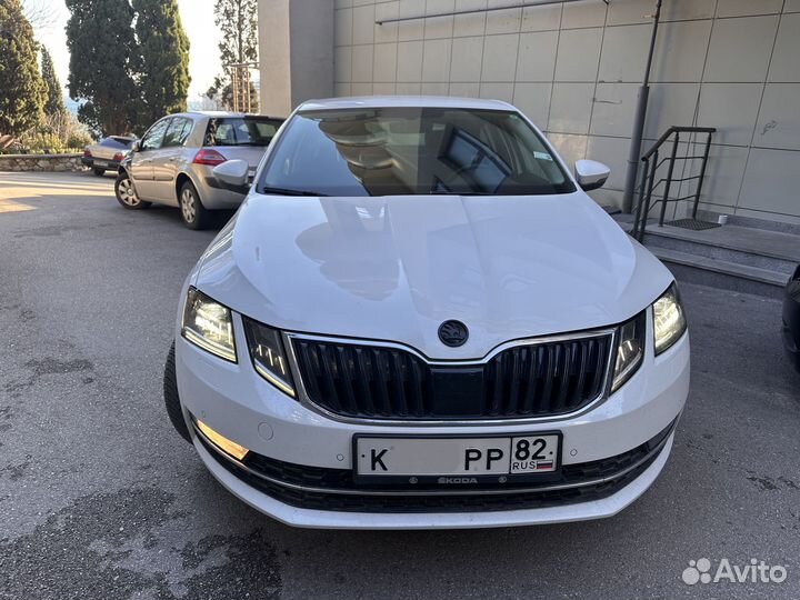 Водитель со своим легковым автомобилем