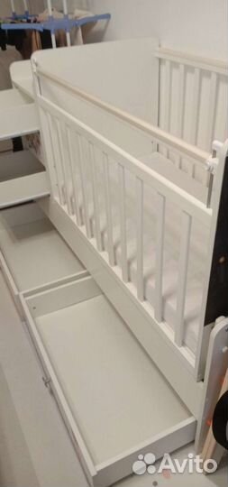 Детская кроватка с маятником