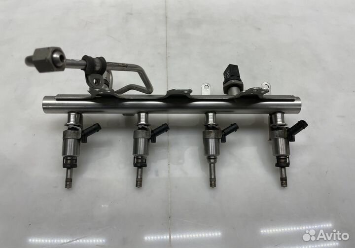 Топливная рампа Volkswagen Passat CC 2010