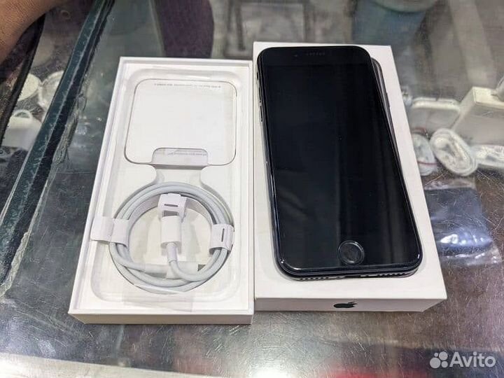 iPhone SE, 64 ГБ