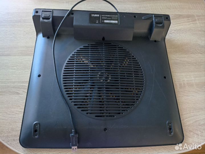 Охлаждающая подставка под ноутбук