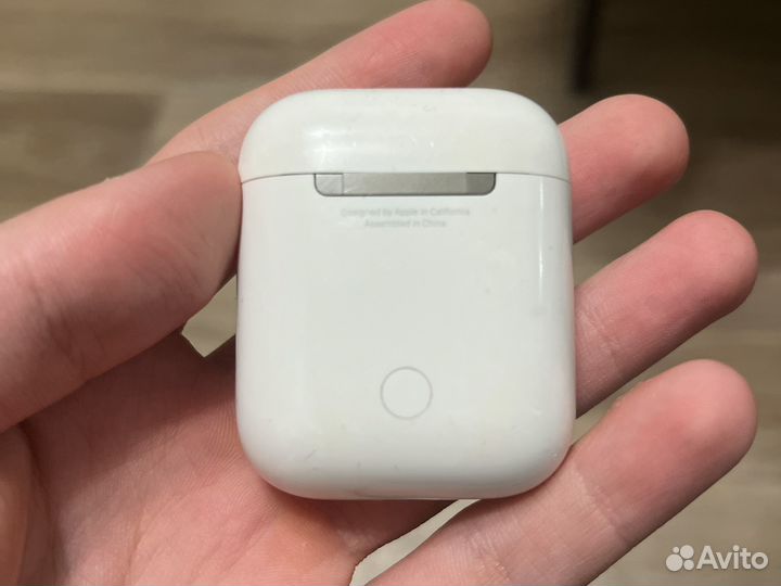 Airpods 2 оригинал (левый наушник + кейс)