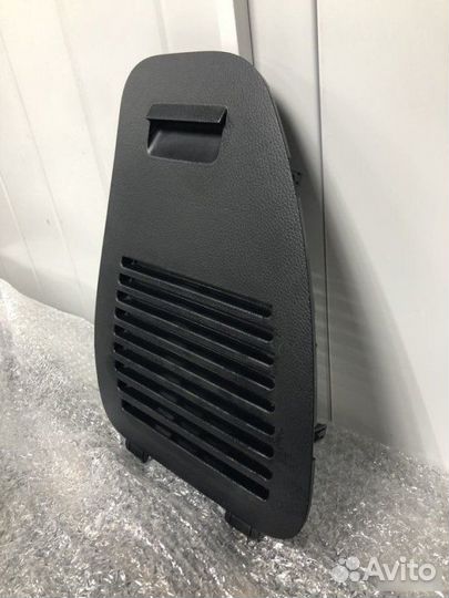 Заглушка крышки багажника Toyota Rav4