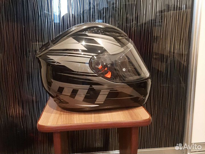 Мотоциклетный шлем размер 56-58
