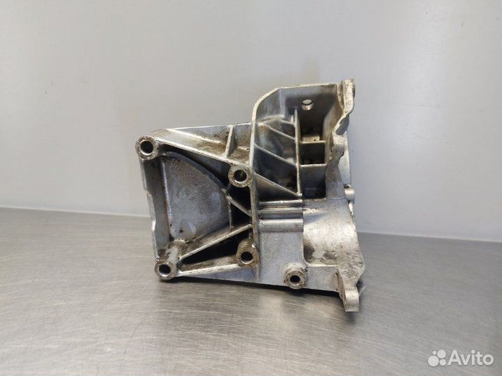 Кронштейн гур Mercedes-Benz E-Class W124 М102