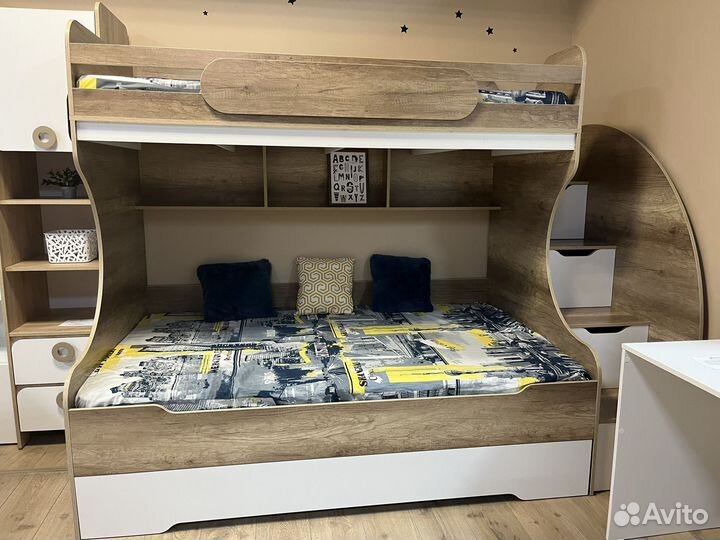 Двухъярусная кровать три спальных места