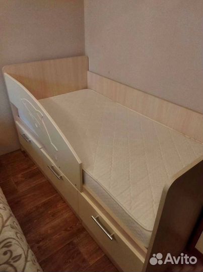 Детская кровать с бортиком - дельфином