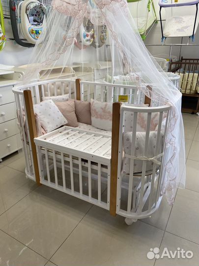 Детская кроватка с маятником