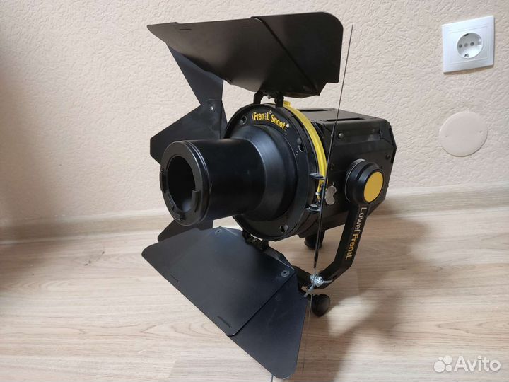 Прожектор Lowel Fren-L 650 с линзой Френеля