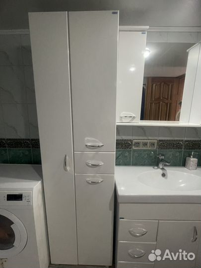 Шкаф пенал для ванной с корзиной для белья