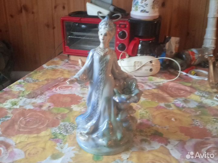 Статуэтка хранительница каменного цветка. Гжель